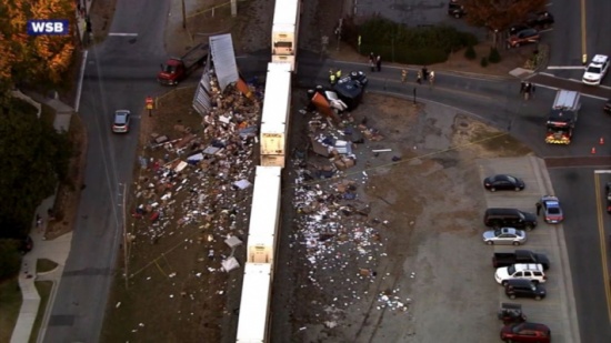 لحظات مرعبة.. قطار يشطر سيارة بداخلها فتاة لنصفين، مصيرها سيفاجئكم!