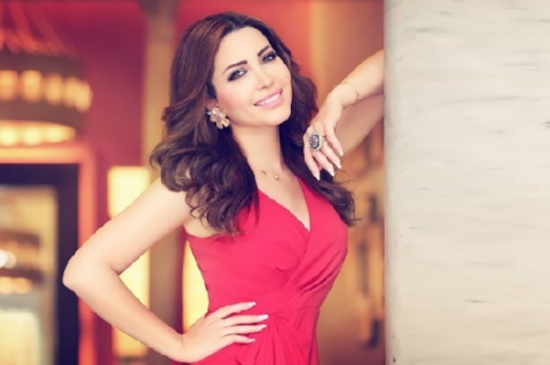 نسرين طافش أمام الجامع الأموي..بالحجاب! نسرين طافش أمام الجامع الأموي..بالحجاب!