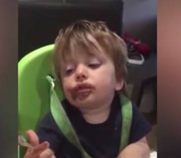 فيديو :  طفل ينام أثناء أكله الشوكولاتة