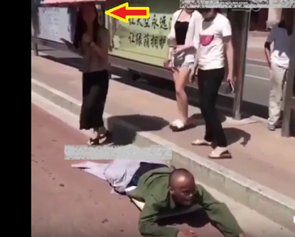 فيديو| خدع الجميع أنه مبتور القدم.. وهكذا كشفت الفتاة حقيقة هذا المتسول! فيديو| خدع الجميع أنه مبتور القدم.. وهكذا كشفت الفتاة حقيقة هذا المتسول!