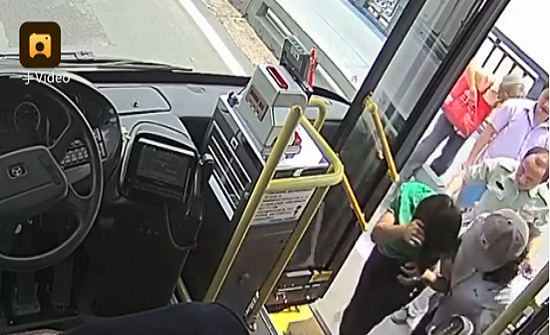 فيديو: عمل بطولي لسائقة حافلة تنقذ سيدة من الانتحار