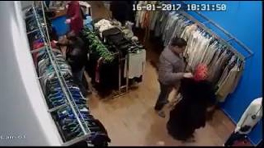 بالفيديو.. رجل يساعد صديقته في إخفاء مسروقات أسفل ملابسها بالفيديو.. رجل يساعد صديقته في إخفاء مسروقات أسفل ملابسها