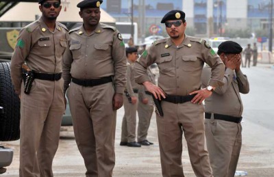 سعودي يختلي بـ”جثة” فتاة داخل سيارة في جدة والشرطة تحقق سعودي يختلي بـ”جثة” فتاة داخل سيارة في جدة والشرطة تحقق