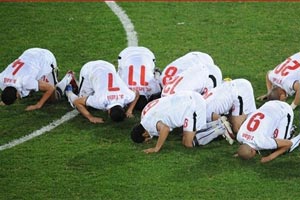 حمى التأهل الى كاس العالم تشعل حرب " فتاوي دينية " تبيح للاعبين الافطار في رمضان