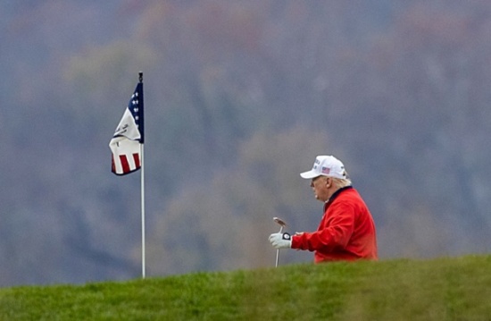 نجل ترامب ينشر فيديو مثيرا.. "والده يُسقط بايدن بكرة غولف"