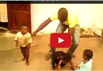 طفل يدافع عن أخوته الصغار بشراسة