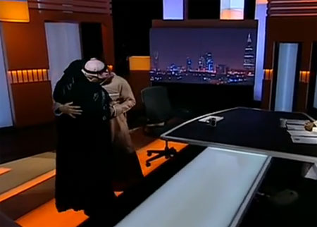 شاب يلتقي والدته بعد فراق 25 عاما