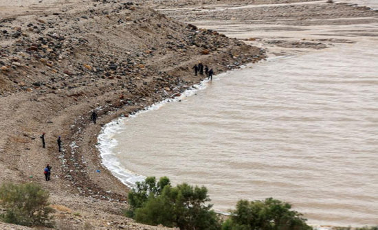 لجنة التحقيق النيابية في فاجعة البحر الميت تسلم تقريرها للطراونة لجنة التحقيق النيابية في فاجعة البحر الميت تسلم تقريرها للطراونة