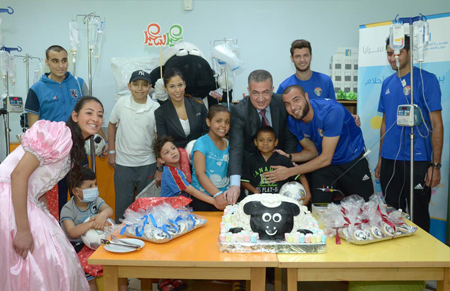 توزيع هدايا على الأطفال المرضى بمركز الحسين للسرطان