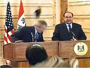 منزل فخم وسيارة وهدايا تنهال على الصحفي الزيدي راشق بوش بالحذاء 