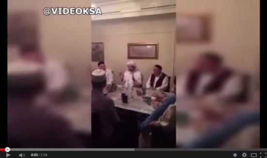 بالفيديو : نصاب يحتال على الحجاج بانه سيريهم رسول الله ..! بالفيديو : نصاب يحتال على الحجاج بانه سيريهم رسول الله ..!