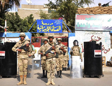 المصريون يدلون بأصواتهم في استفتاء على الدستور