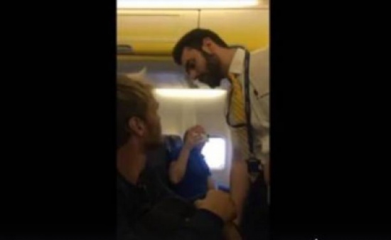 طلب منه طاقم الطائرة أن يفتح حقيبته.. وما حصل لا يصدق! طلب منه طاقم الطائرة أن يفتح حقيبته.. وما حصل لا يصدق!