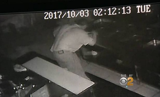 بالفيديو.. لص يطهو في مطعم سرقه مرتين بالفيديو.. لص يطهو في مطعم سرقه مرتين