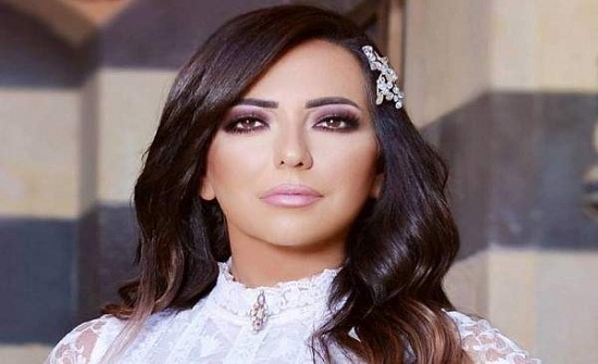 بالفيديو- أمل عرفة ترقص في المطبخ وابنتها تصورها بالفيديو- أمل عرفة ترقص في المطبخ وابنتها تصورها