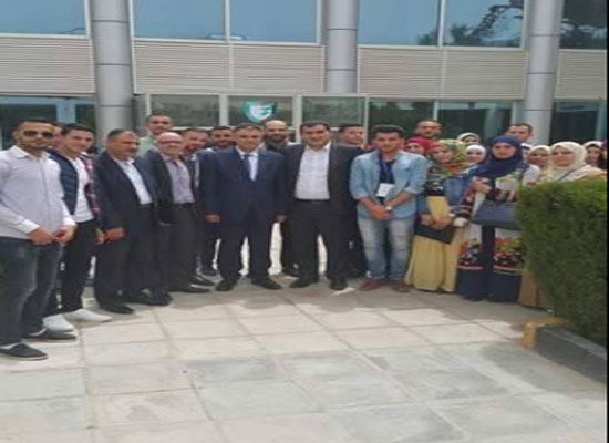 رئيس الجامعة يلتقي طلبة خريجين من كلية الحصن الجامعية