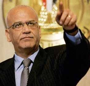 "هآرتس": بيريز التقى عريقات سرا الأسبوع الماضي في القدس لتمهيد الطريق أمام لقاء نيويورك الثلاثي 