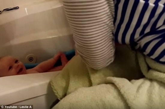 شاهد..  أغرب ضحكة لطفلة تقلد شخصية كارتونية