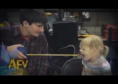 مقطع طريف لأخ يطعم أخته بواسطة متر القياس