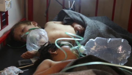 "يلهثون وراء الحياة"... مشاهد حيّة من مجزرة خان شيخون "يلهثون وراء الحياة"... مشاهد حيّة من مجزرة خان شيخون