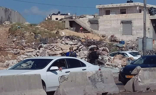 الاحتلال يهدم مقهى قرب حاجز "قلنديا" العسكري" الاحتلال يهدم مقهى قرب حاجز "قلنديا" العسكري"