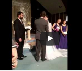 شاهد ماذا فعل عريس أثناء تقبيل عروسه