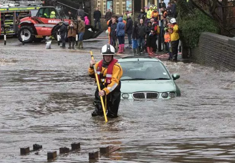 بريطانيا: ويلز تشهد فيضانات هي الاسوأ منذ 30 عاما