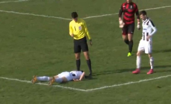 فيديو| تسديدة قوية تقتل لاعب كرة قدم وزملاؤه ينهارون!