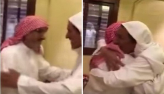 فيديو: كلمة سِّر تجمع صديقين مسنين بعد 60 عامًا