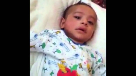 شاهد.. طفل رضيع يعطس ويقول الحمد لله
