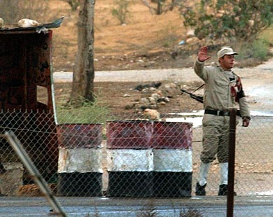 لم يستجيبوا لتحذيراته .. الجيش المصري يقتل شخصا ويصيب ثلاثة اخرين على خط التماس مع اسرائيل