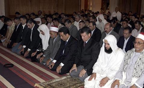 الملك يؤدي صلاة العشاء والتراويح في مسجد الملك الحسين ويزور القيادة العامة 