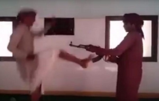 مراهق يطلق النار من كلاشنكوف فوق رأس صديقه