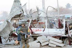 مقتل 6 جنود دوليين و10 مدنيين في هجوم انتحاري تبنته طالبان في كابول