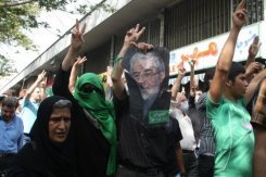 الرئيس السابق محمد خاتمي يتعرض لاعتداء ومعارضون يضربون في ايران