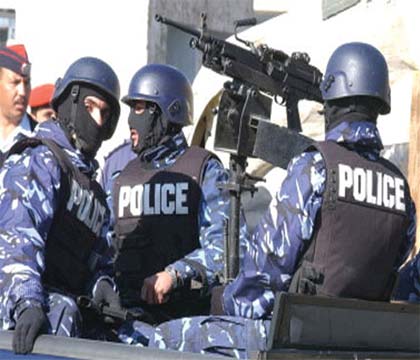 شاب يشتم الذات الالهية قبل اذان المغرب ويشعل مشاجرة كبيرة في السلط شاب يشتم الذات الالهية قبل اذان المغرب ويشعل مشاجرة كبيرة في السلط