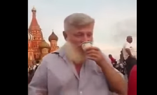 بالفيديو: رد فعل أحد مشجعي كأس العالم تناول القهوة