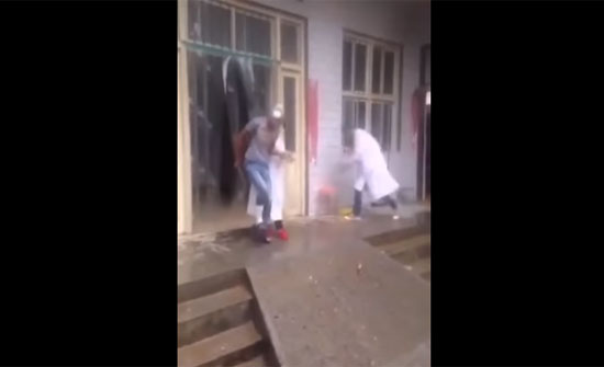 مساعدة ممرض لمريض تنتهي بكارثة (فيديو) مساعدة ممرض لمريض تنتهي بكارثة (فيديو)
