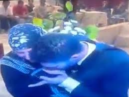 فيديو مؤثر… عريس يكرم والدته ويقبل قدميها ليلة زفافه ... فيديو مؤثر… عريس يكرم والدته ويقبل قدميها ليلة زفافه ...