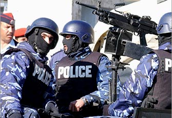 80 شخصا من عائلة في اربد يعتدون على دورية نجدة وشرطي يصيب احدهم في كتفه 80 شخصا من عائلة في اربد يعتدون على دورية نجدة وشرطي يصيب احدهم في كتفه