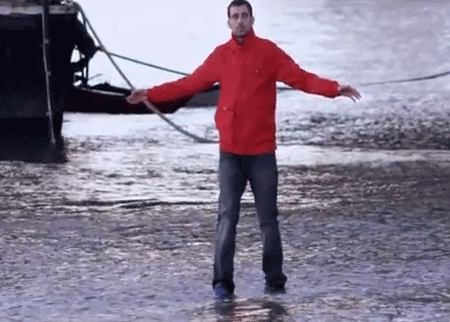 رجل يمشي على الماء