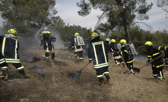 إخماد حريق 15 دونم من الأعشاب الجافه في عبدون إخماد حريق 15 دونم من الأعشاب الجافه في عبدون