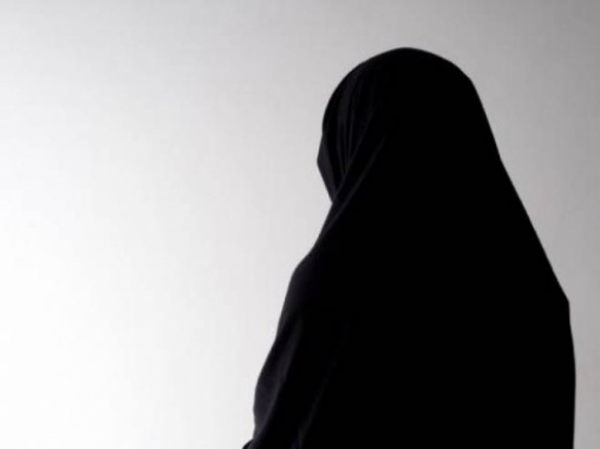 صورة| شاب يثير الجدل بارتدائه الحجاب لهذا السبب!