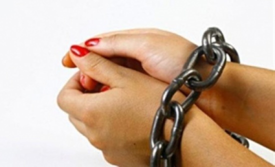 القبض على فتاتين بقضايا احتيال في إربد