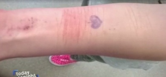 بالفيديو والصور - أم تحبس ابنتها في صندوق خشبي لحمايتها.. إليكم القصة!