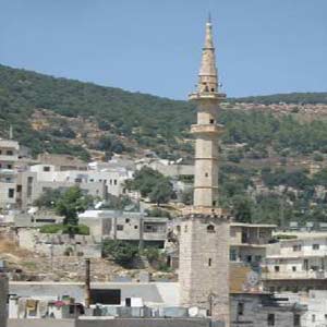 اعتصام احتجاجي على تأخير أعمال الصيانة في مسجد عجلون التاريخي الكبير