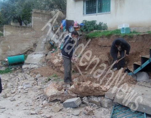ضاحية الرشيد : السكان يهدمون سور بنايتهم خشية انهياره