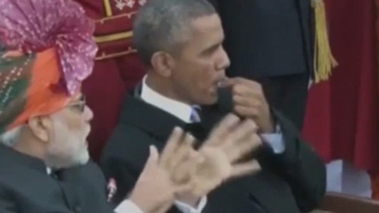 أوباما يمضغ العلكة بحضور رئيس الوزراء الهندي