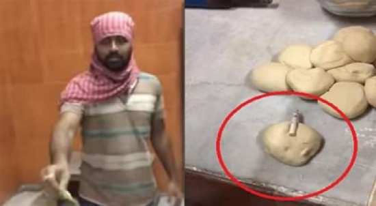 شاهد: خباز يضع سيجارته على العجينة.. ومواطن لعنة الله عليكم شاهد: خباز يضع سيجارته على العجينة.. ومواطن لعنة الله عليكم