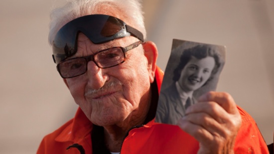 بالصور.. جد تسعيني مقعد في مغامرة فوق جناح طائرة